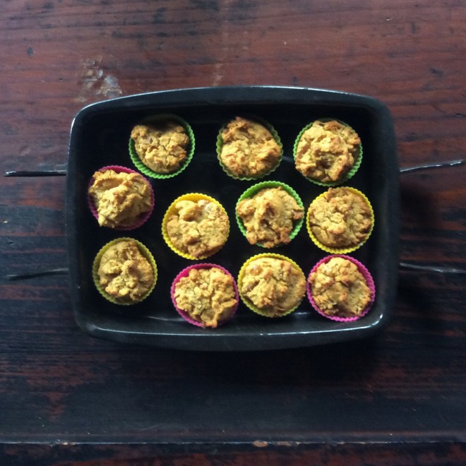 薪ストーブ内で米粉マフィン